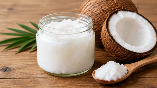 Image d'une huile de coco dans un pot.
