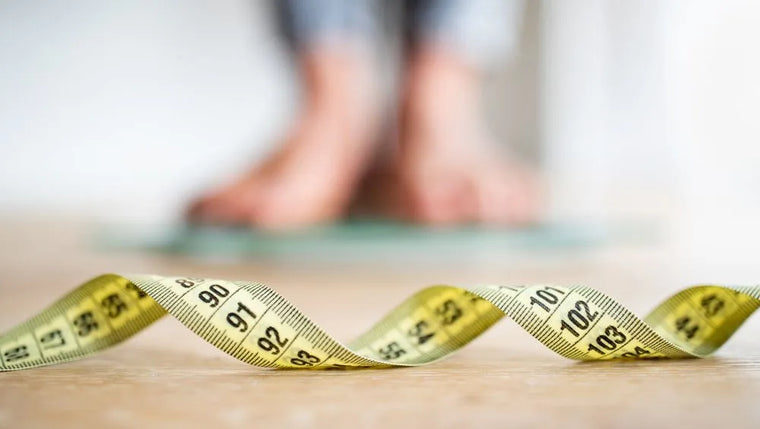 Image avec un mètre-ruban pour prendre son tour de taille.