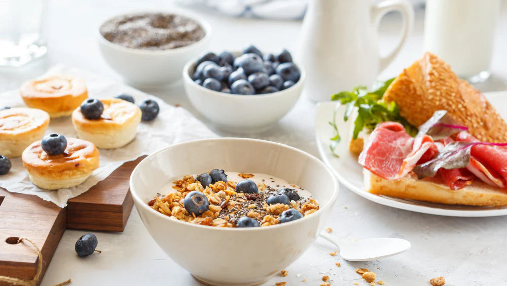 Image d'un petit déjeuner complet comportant des fruits, des glucides, des protéines et des lipides.