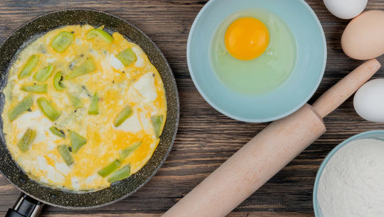 Image d'oeuf cru et d'une omelette riche en protéine