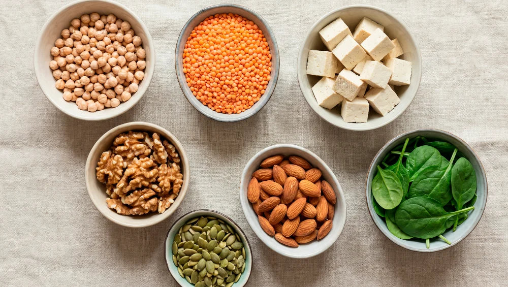 Image de protéines végétales : lentilles, amandes, tofu, épinards, pois chiches...