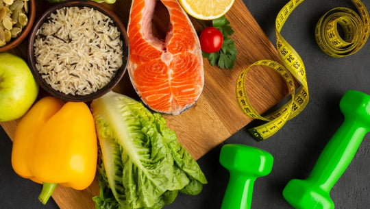 Image de plusieurs aliments : saumons, légumes, riz, fruits.