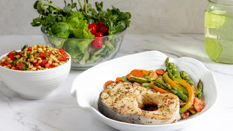 Image d'un repas sportif : poisson, légume, blé, pour un repas complet.