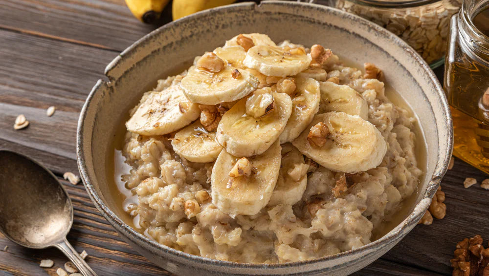 Photo d'un scambled oats avec de l'avoine, des oeufs et des bananes.