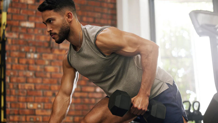 Homme qui fait une séance haut du corps en salle de musculation, pendant la période du Ramadan.