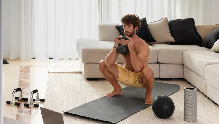 Homme qui fait des squat chez lui. 