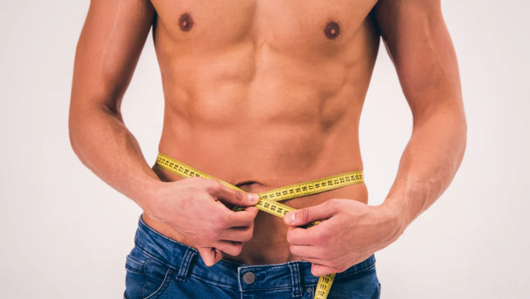 Photo d'un homme avec un ventre plat et des abdominaux dessinés.