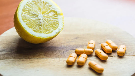 Image de pilules de vitamine C, à coté d'un citron.