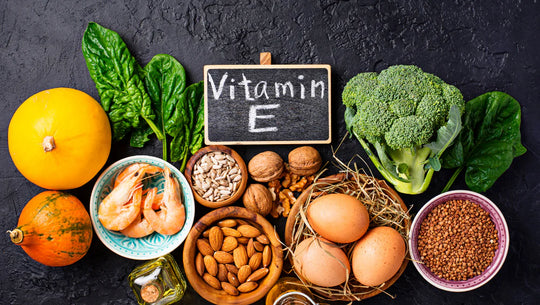 Image d'aliments (huile, oléagineux, légumes...) qui contiennent de la vitamine E.