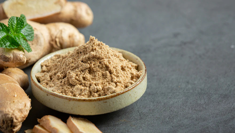 Image de la racine de ginseng en format poudre, qui a de nombreux bienfaits.