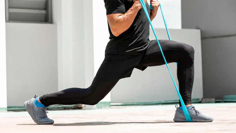 Photo d'un homme qui fait du sport à l'aide d'un élastique. 