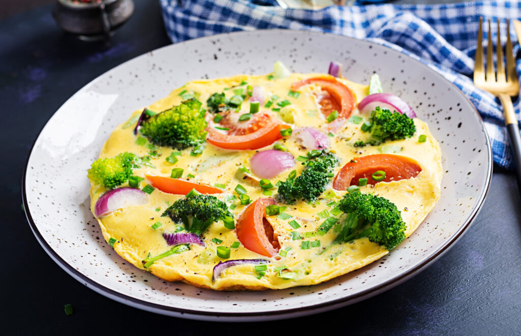 une assiette d'omelette aux légumes.